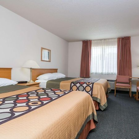 Super 8 By Wyndham Sheldon Hotell Exteriör bild