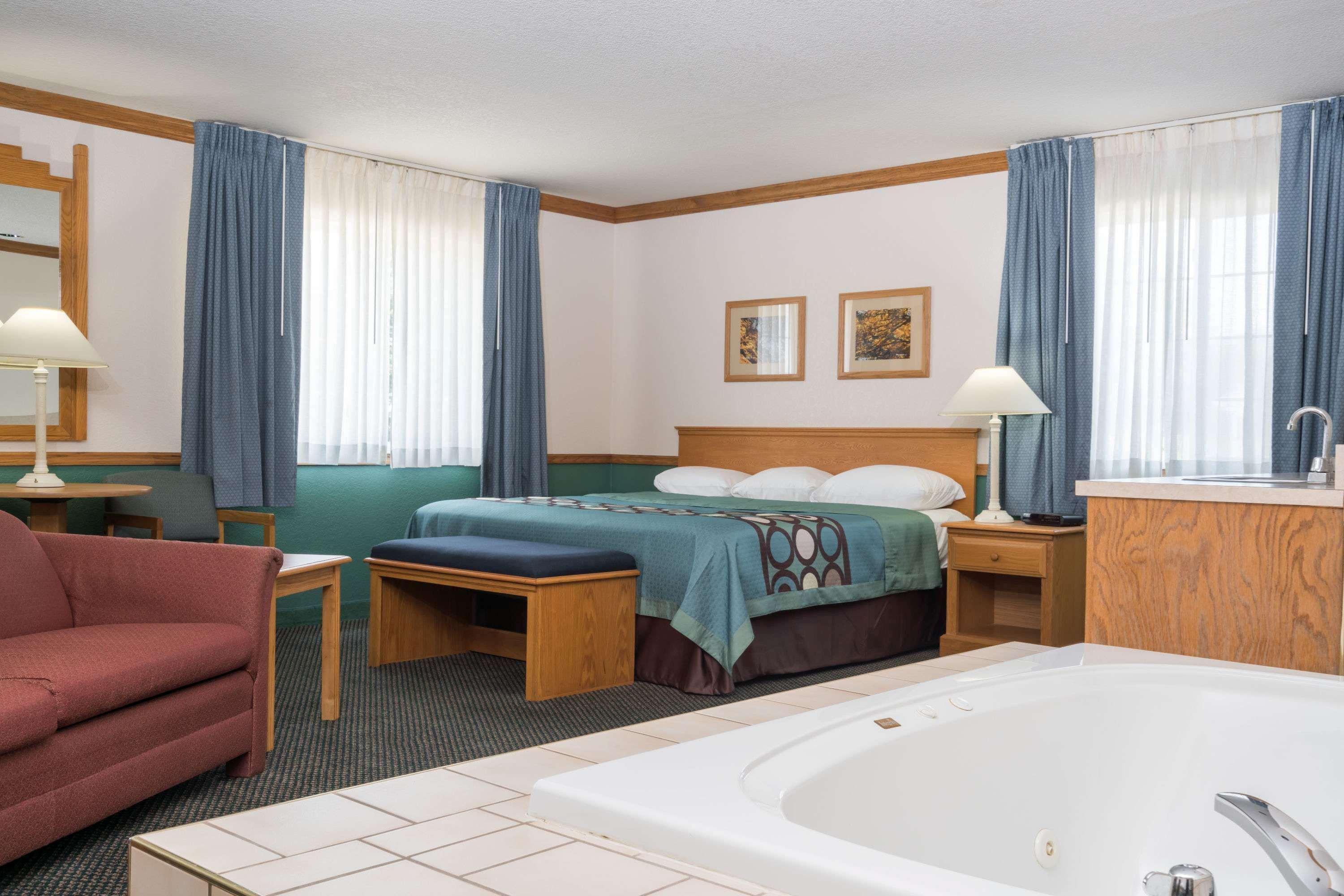 Super 8 By Wyndham Sheldon Hotell Exteriör bild