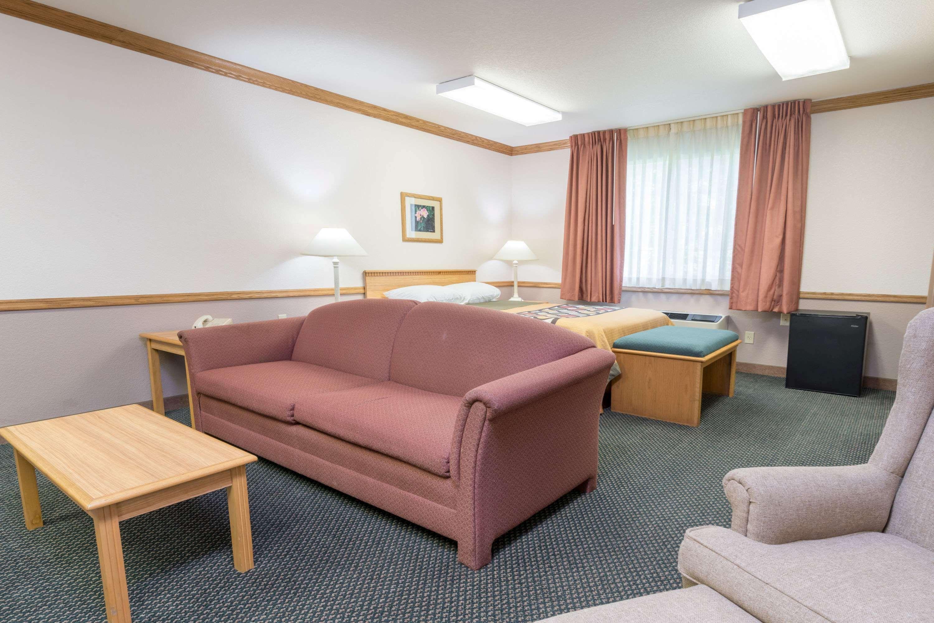 Super 8 By Wyndham Sheldon Hotell Exteriör bild
